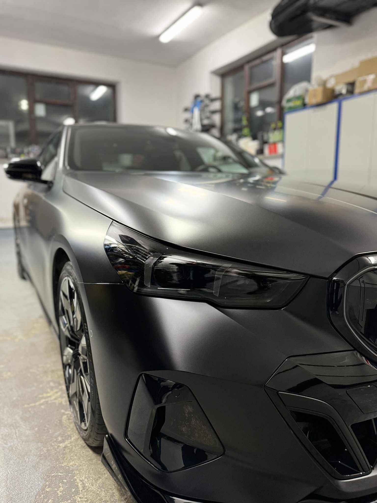 Matowy lakier BMW serii 5 — reflektor i przedni błotnik z bliska