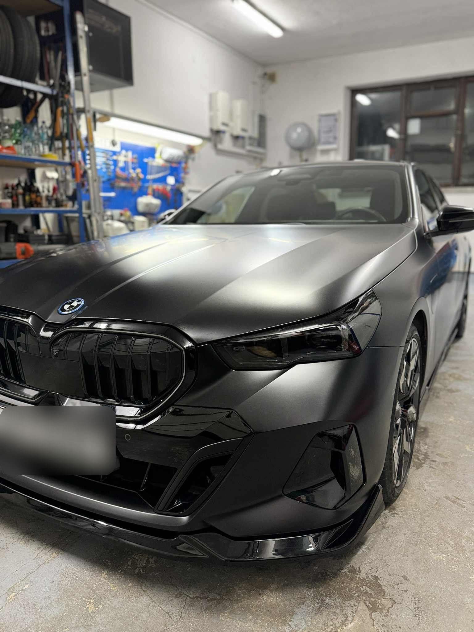Przód BMW serii 5 w matowym lakierze w studiu JOKO