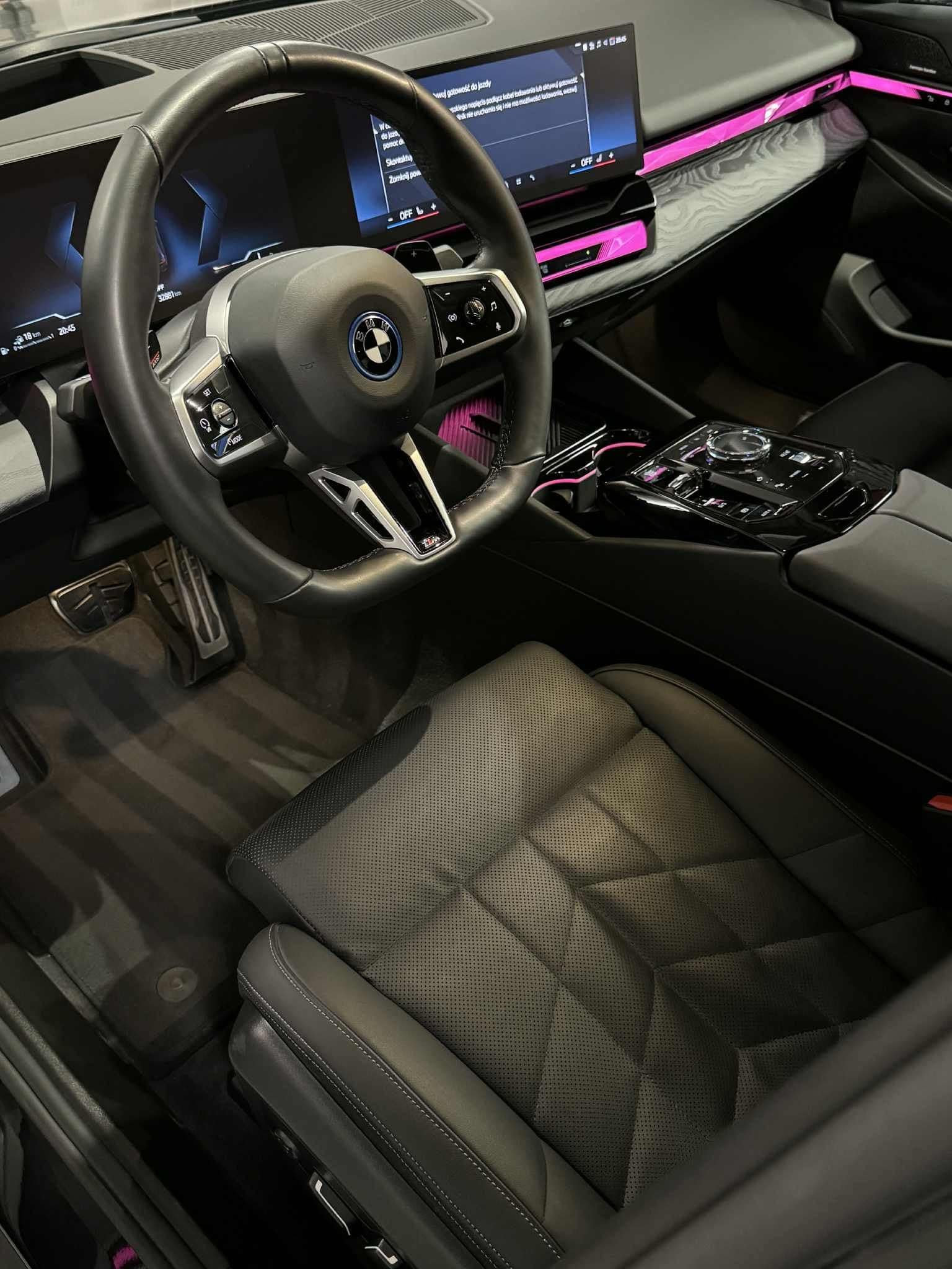 Wnętrze BMW serii 5 z podświetleniem ambientowym