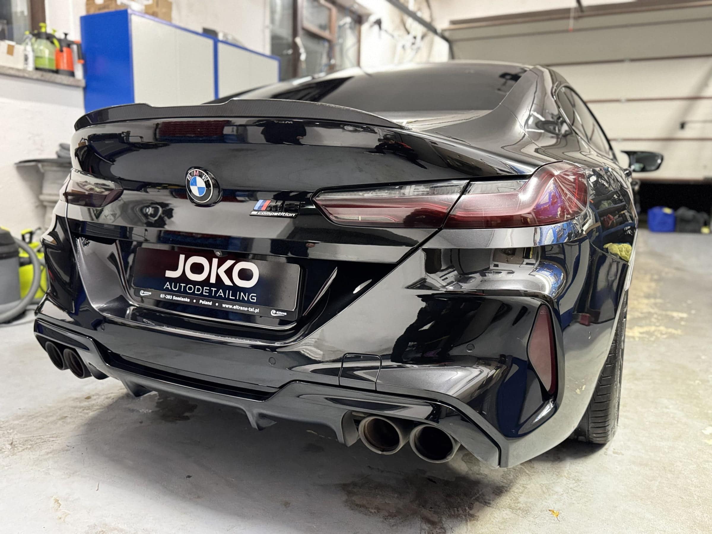Tył czarnego BMW M8 Competition w studiu JOKO