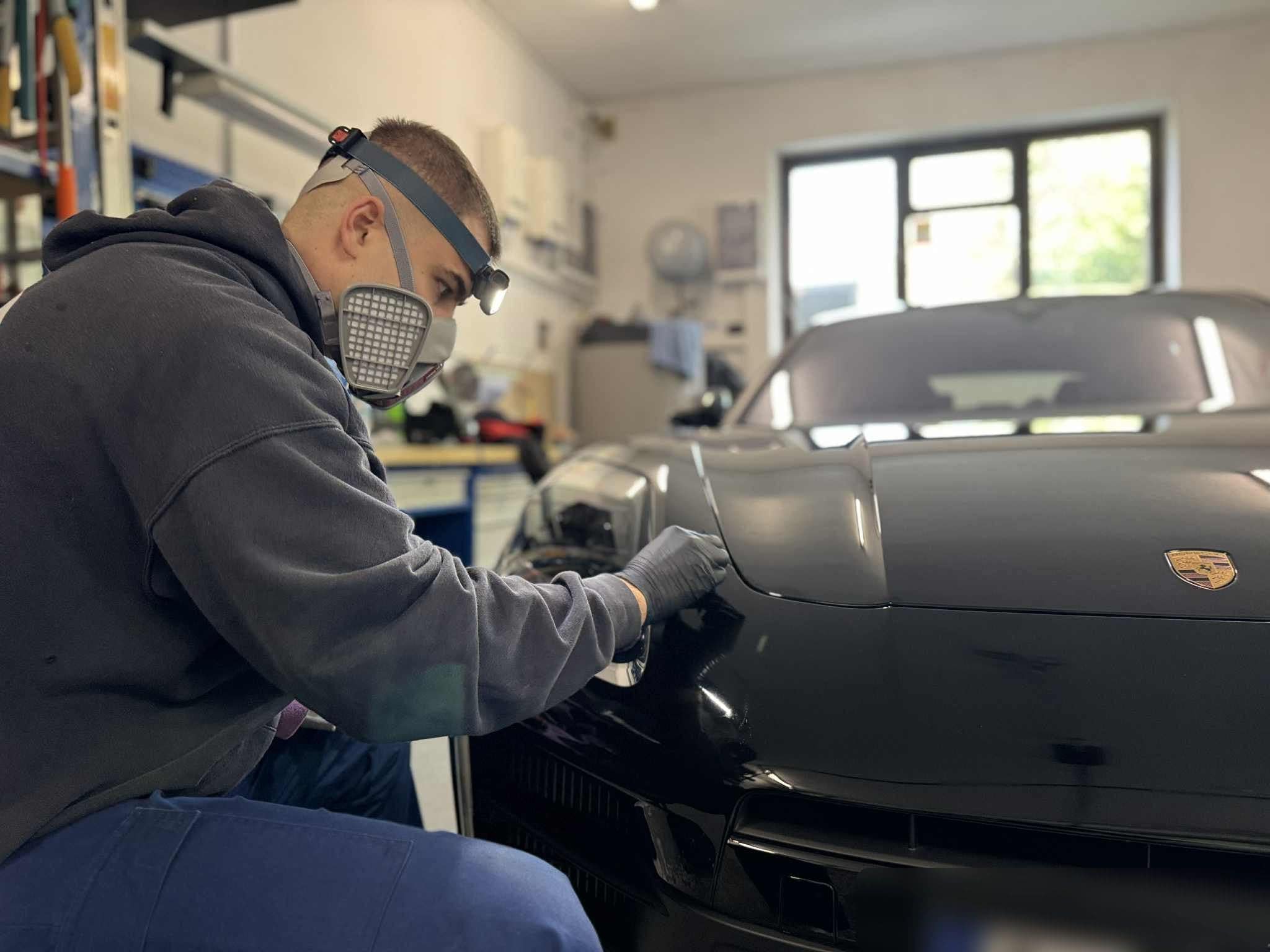 Aplikacja powłoki ceramicznej na maskę Porsche w masce ochronnej