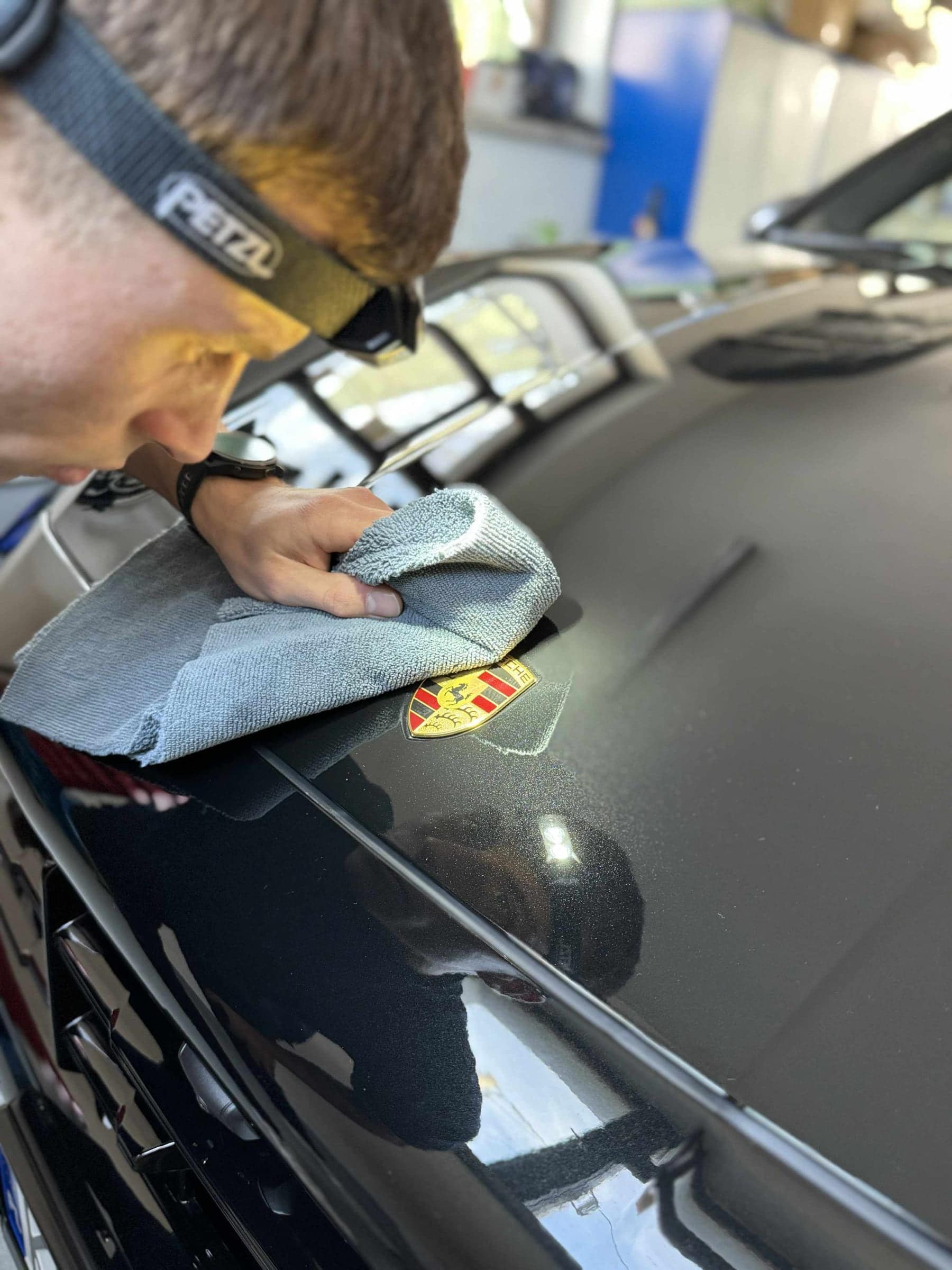 Wyrównywanie powłoki na masce Porsche mikrofibrą