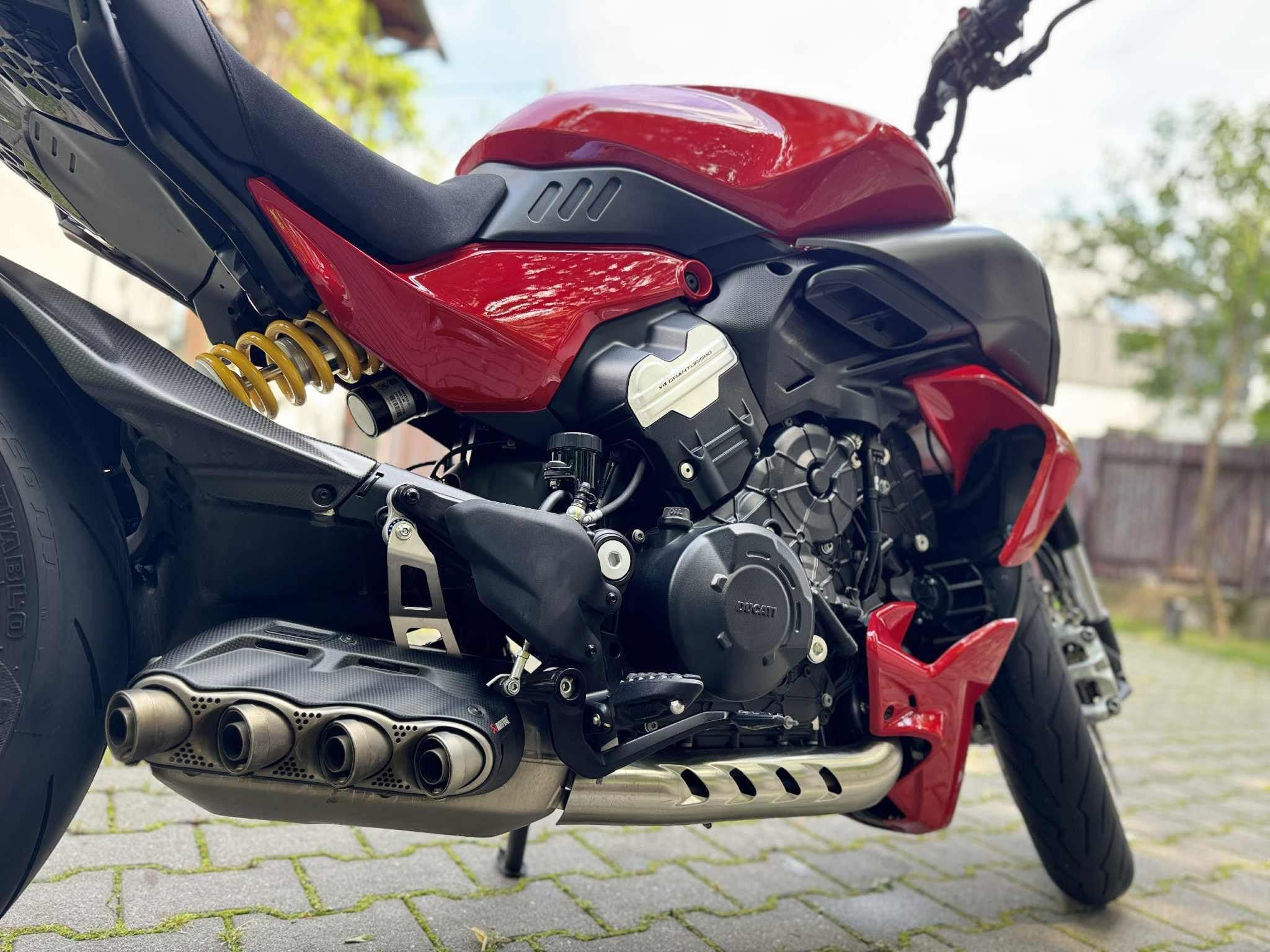 Ducati Diavel V4 — silnik i układ wydechowy z bliska