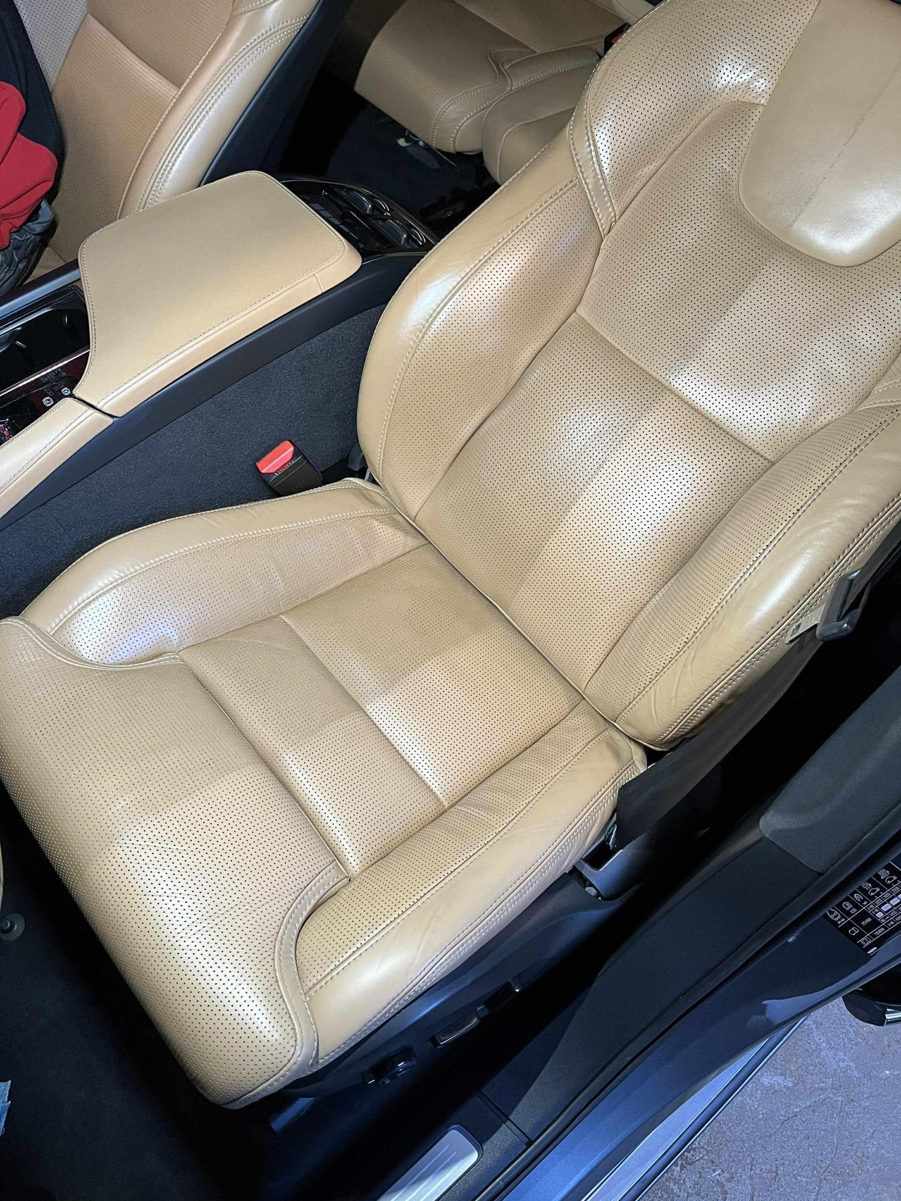 Jasny skórzany fotel po czyszczeniu skóry