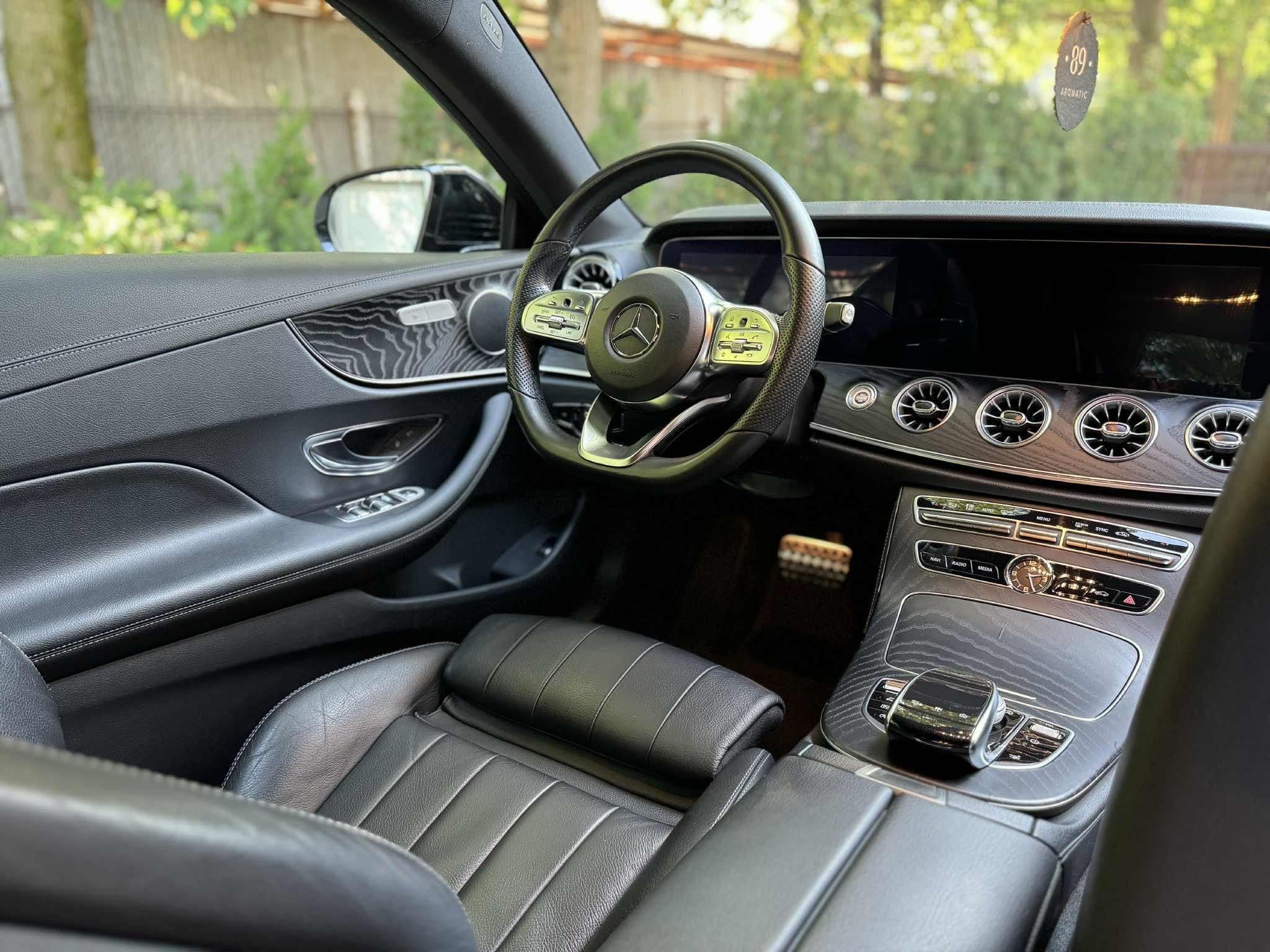 Wnętrze Mercedesa coupé — skórzane fotele i kokpit