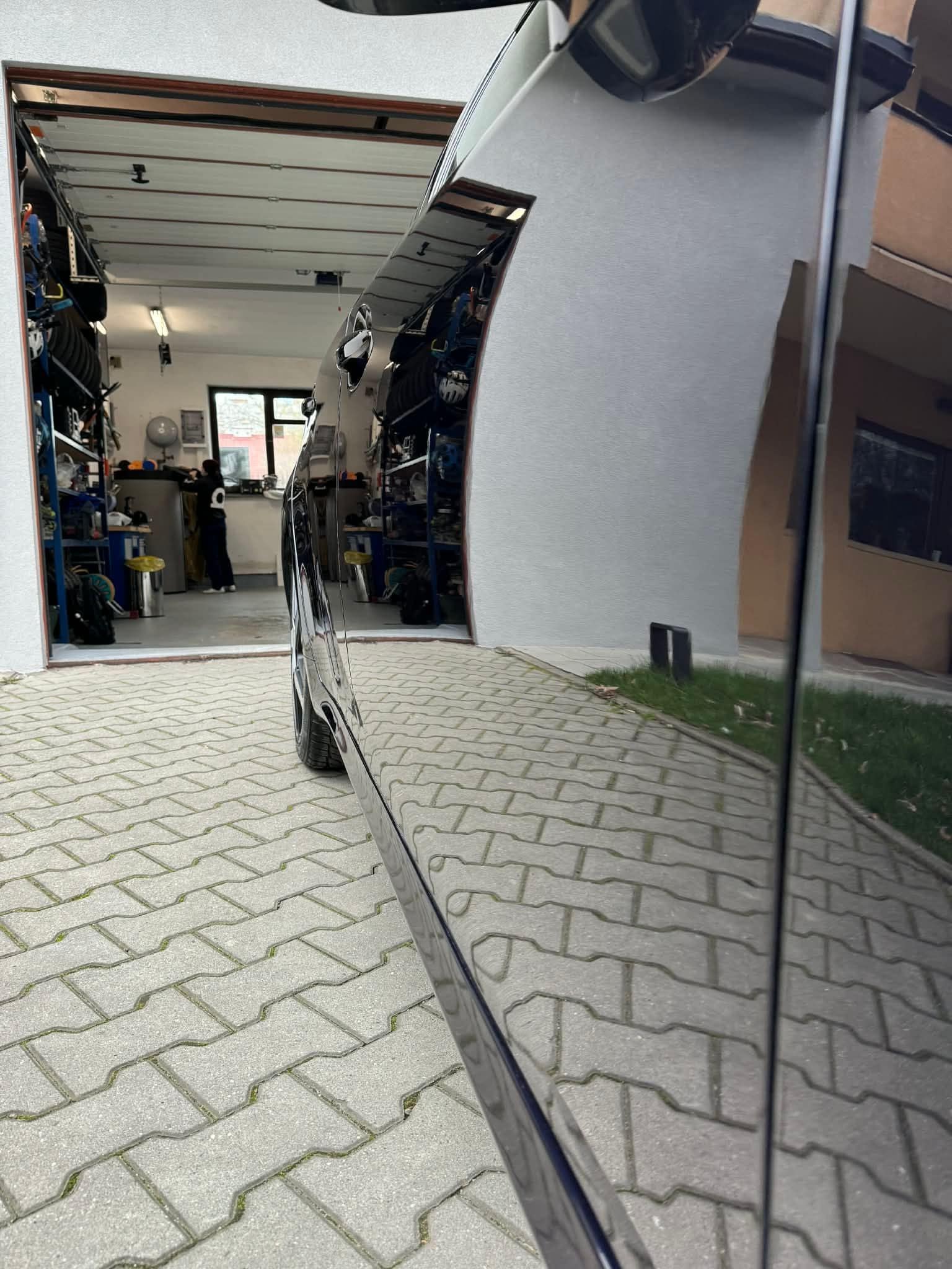 Lustrzane odbicie w lakierze zabezpieczonym powłoką