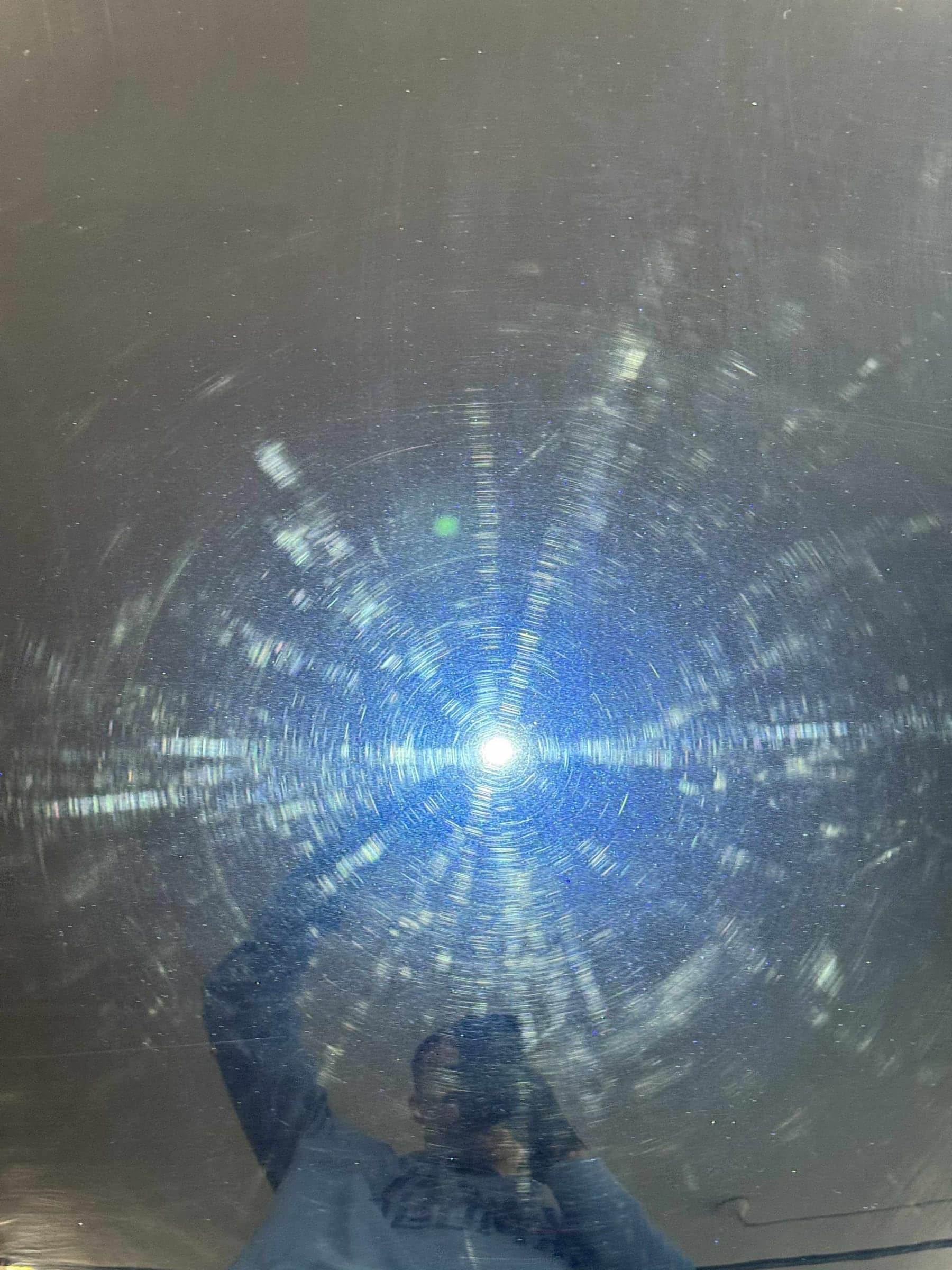 Rysy i hologramy na lakierze widoczne w świetle lampy inspekcyjnej
