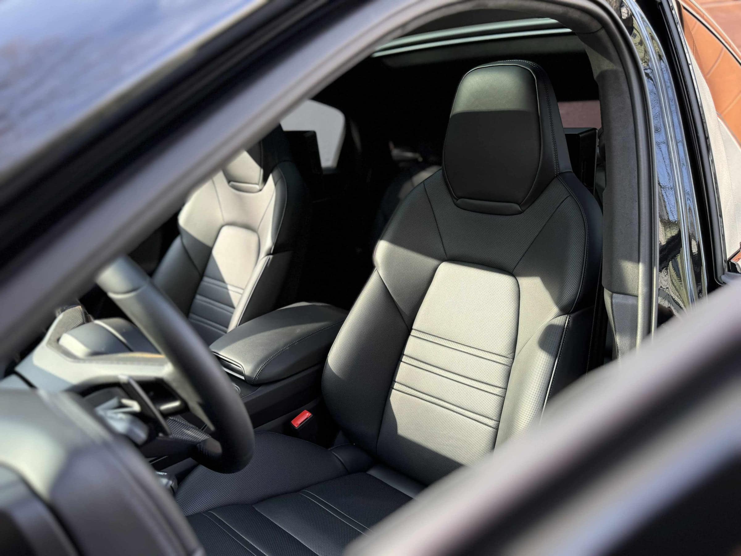 Przednie fotele Porsche Cayenne ze skórzaną tapicerką