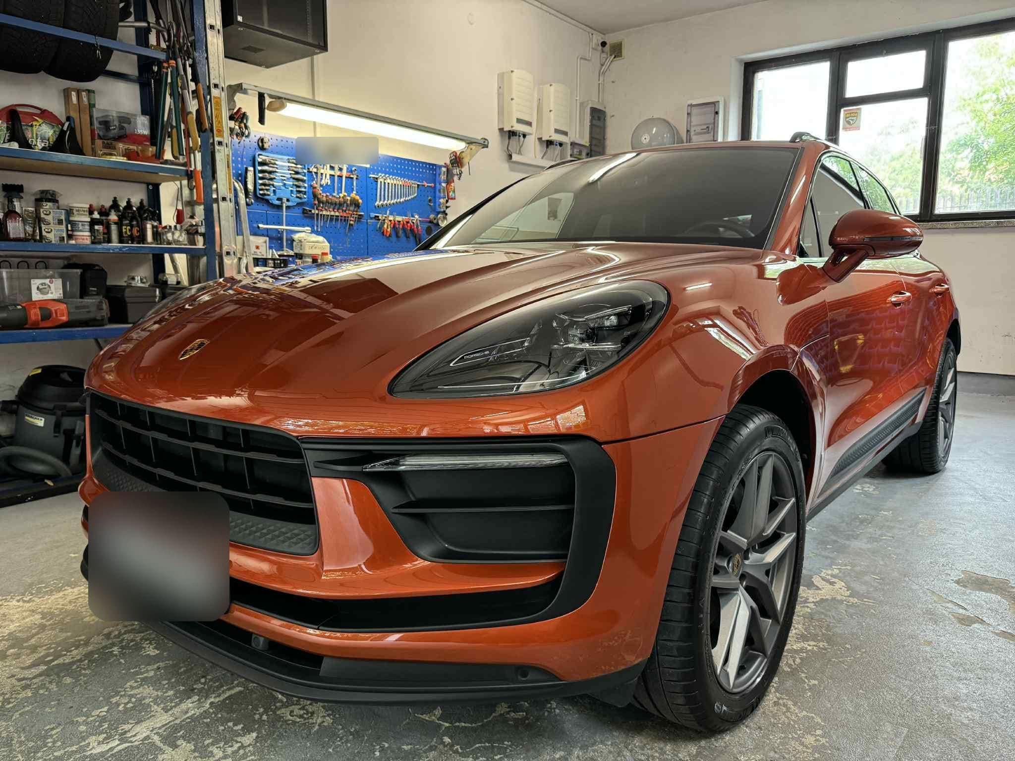 Porsche Macan w pomarańczowym lakierze w studiu JOKO