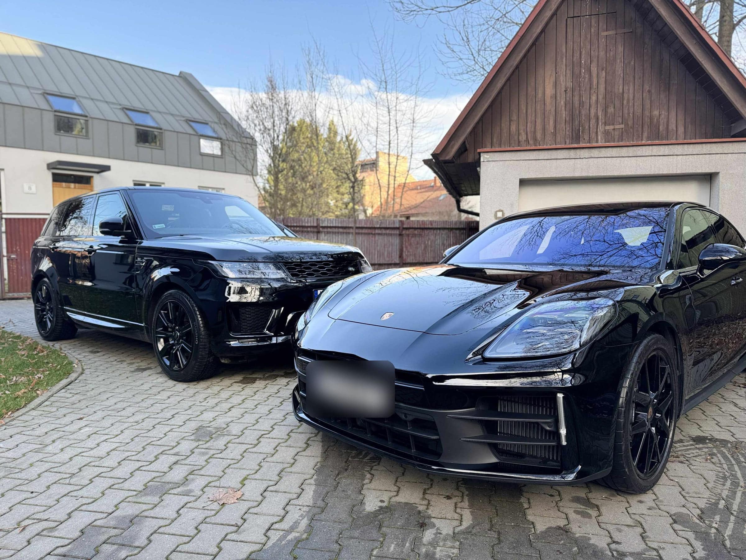Porsche Panamera i Range Rover Sport przed studiem JOKO