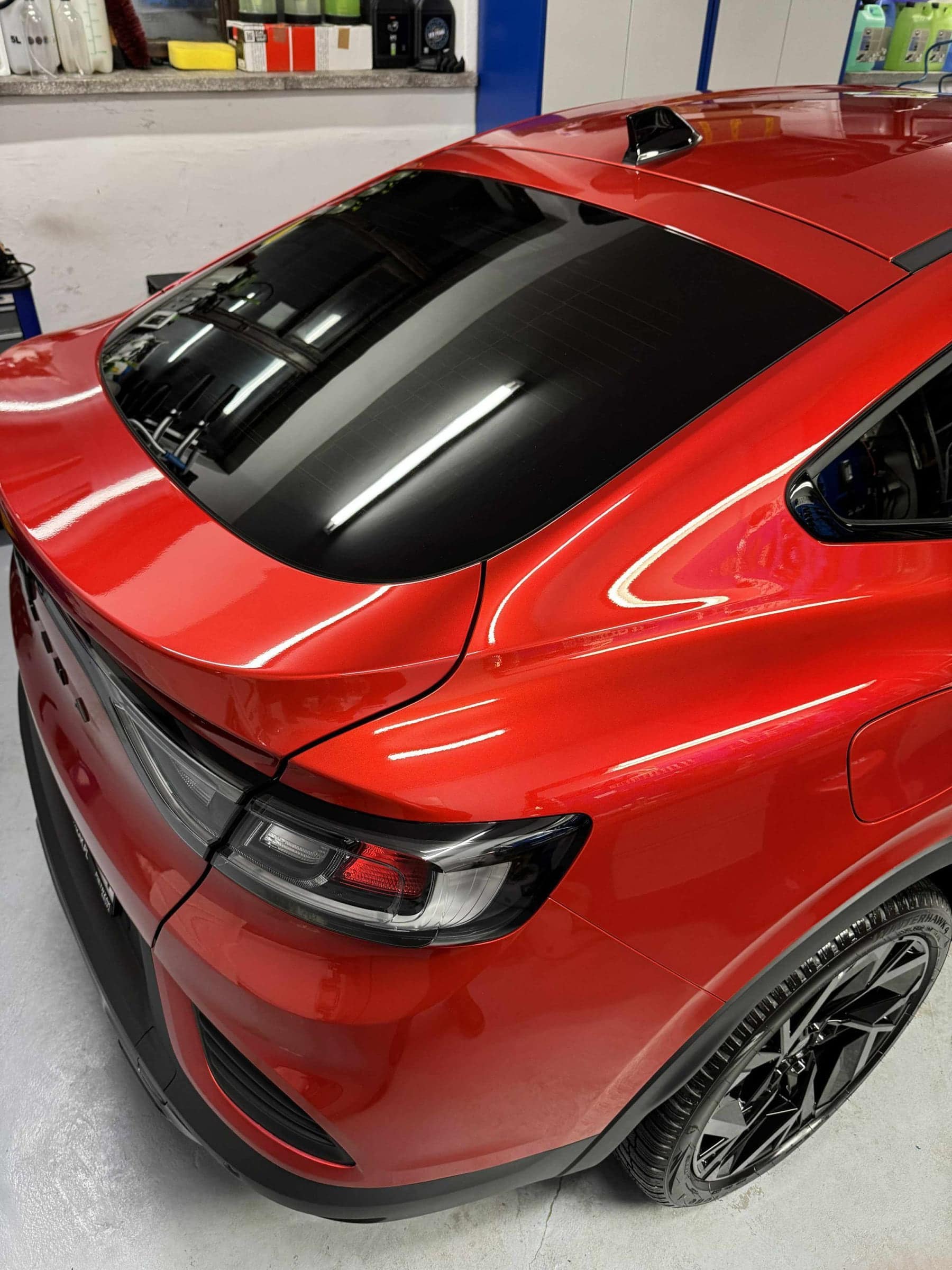Czerwone Porsche — połysk lakieru i przyciemniana szyba z bliska