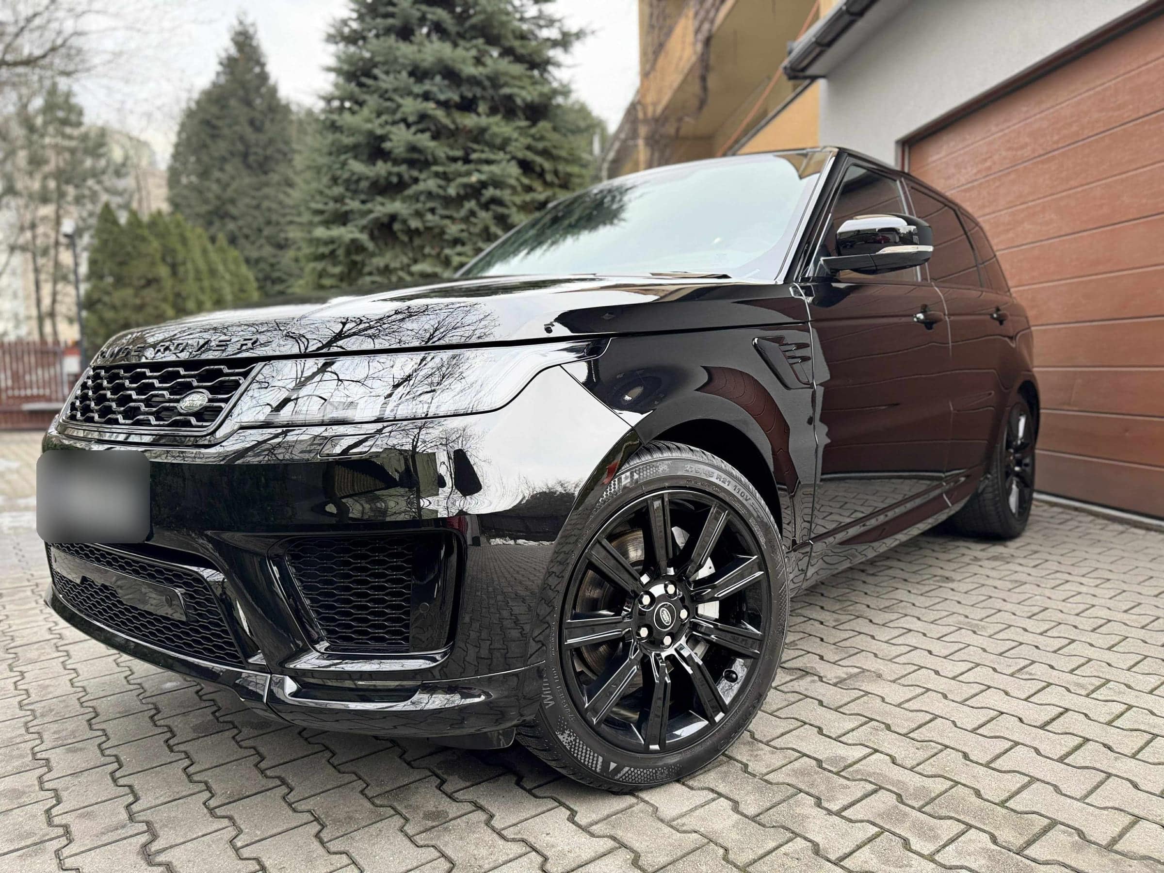 Czarny Range Rover Sport przed studiem JOKO