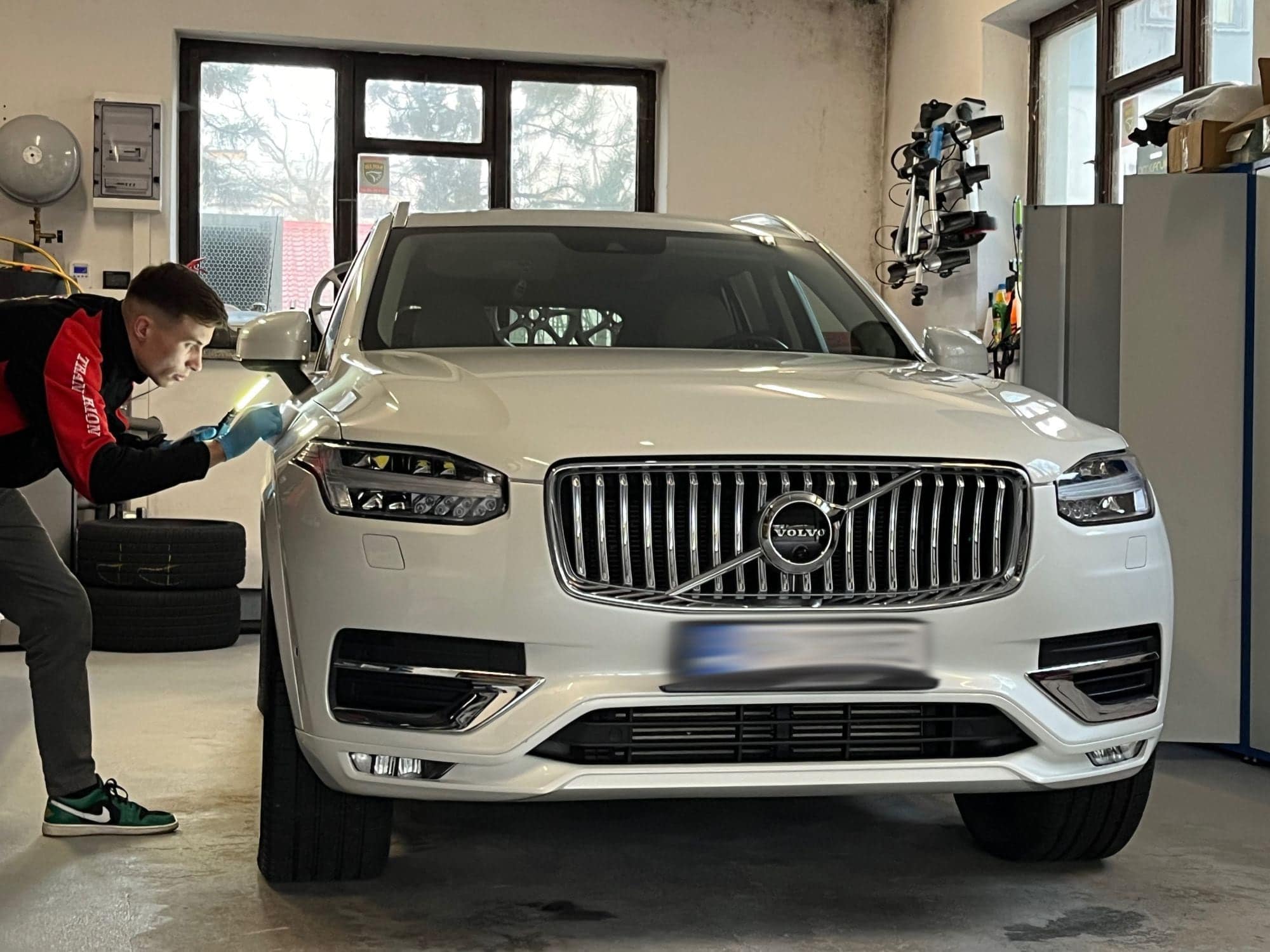 Białe Volvo XC90 podczas prac detailingowych w studiu JOKO