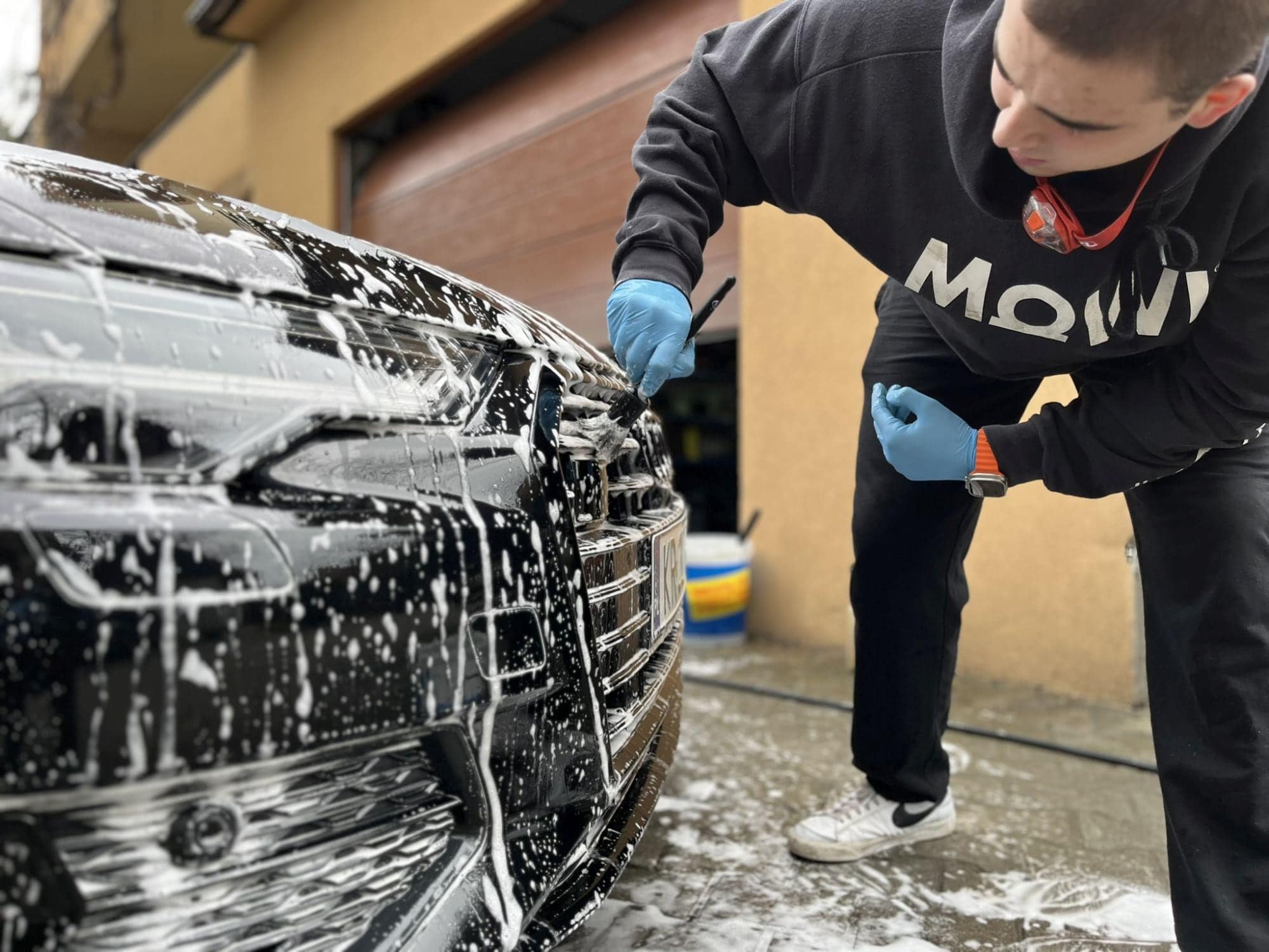 Czyszczenie detali pędzelkiem podczas mycia detailingowego