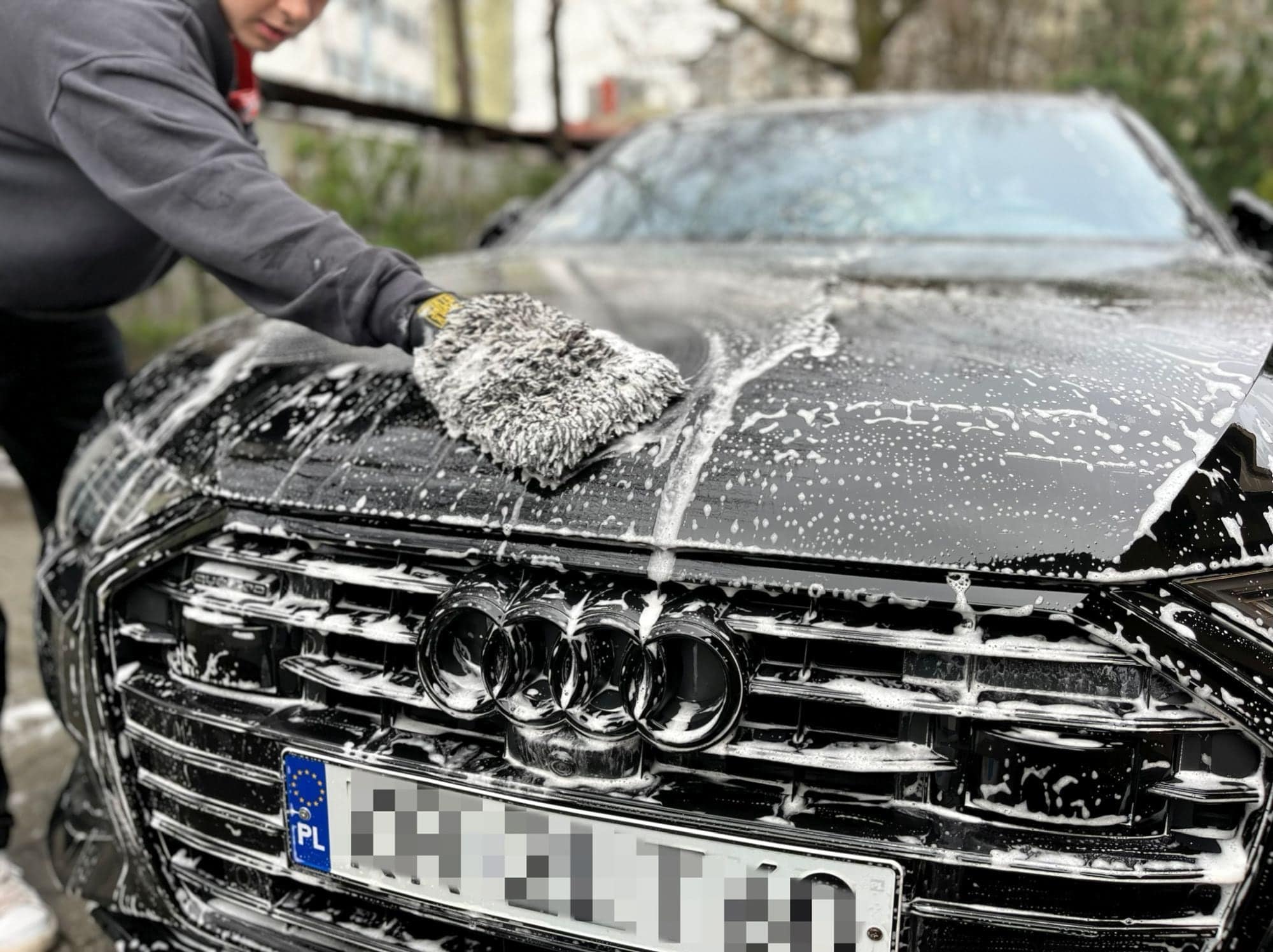 Mycie ręczne karoserii rękawicą na aktywnej pianie