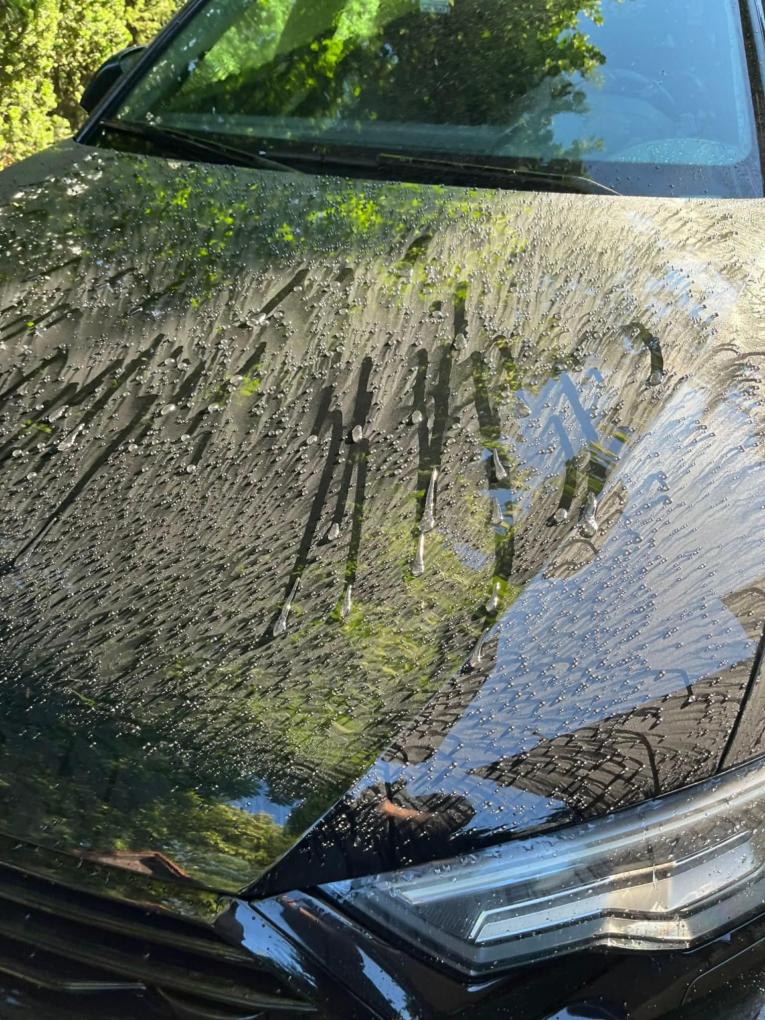 Krople wody na masce zabezpieczonej powłoką hydrofobową