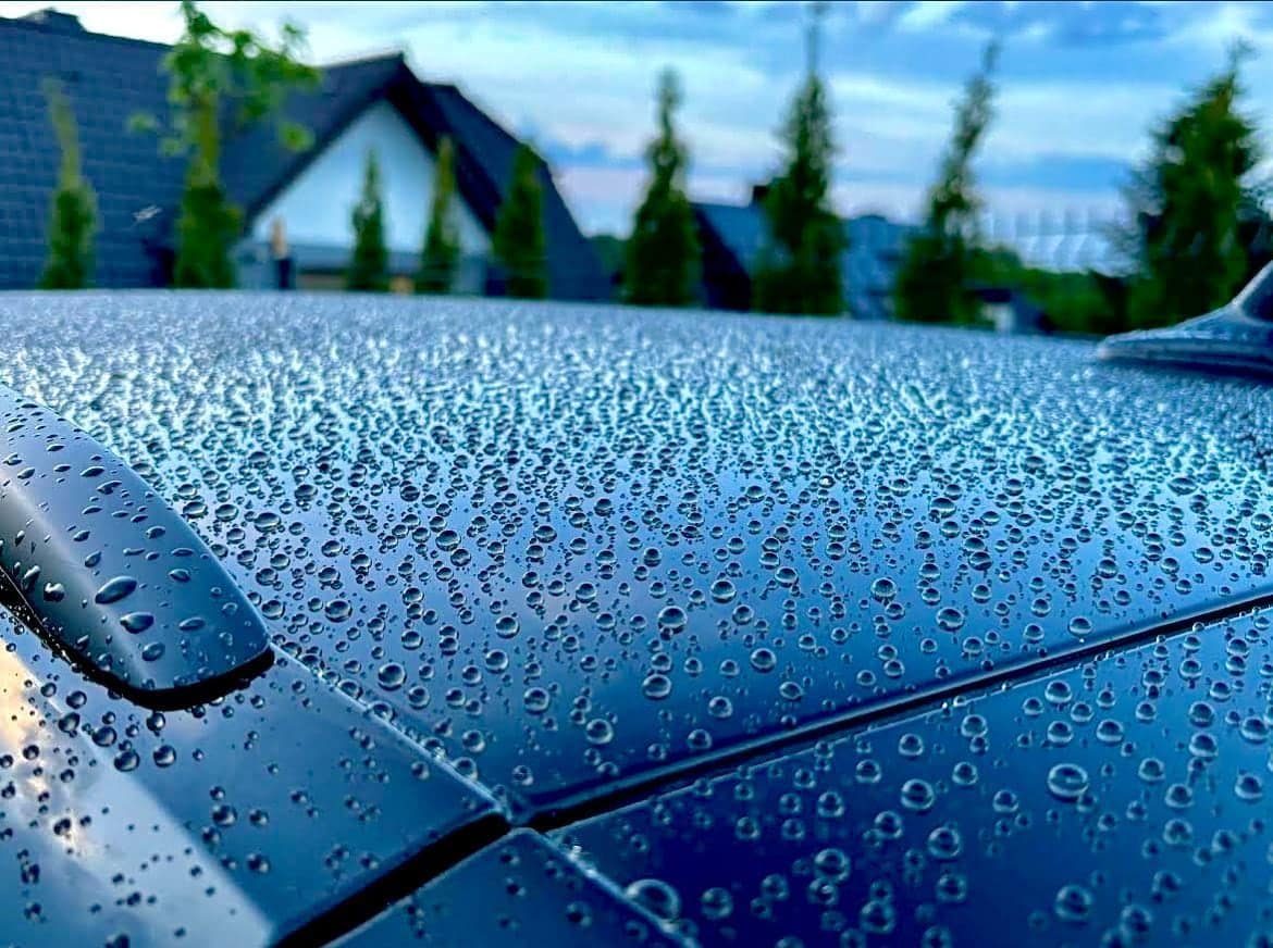Efekt hydrofobowy — woda perli się na dachu auta