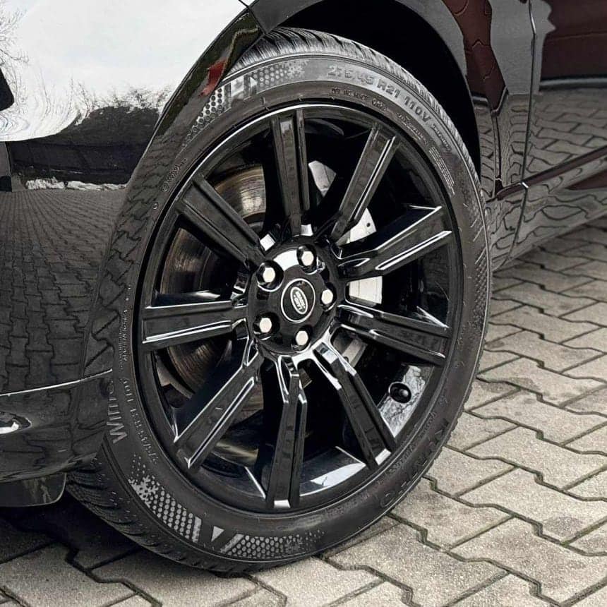 Czarna felga Range Rovera Sport z bliska