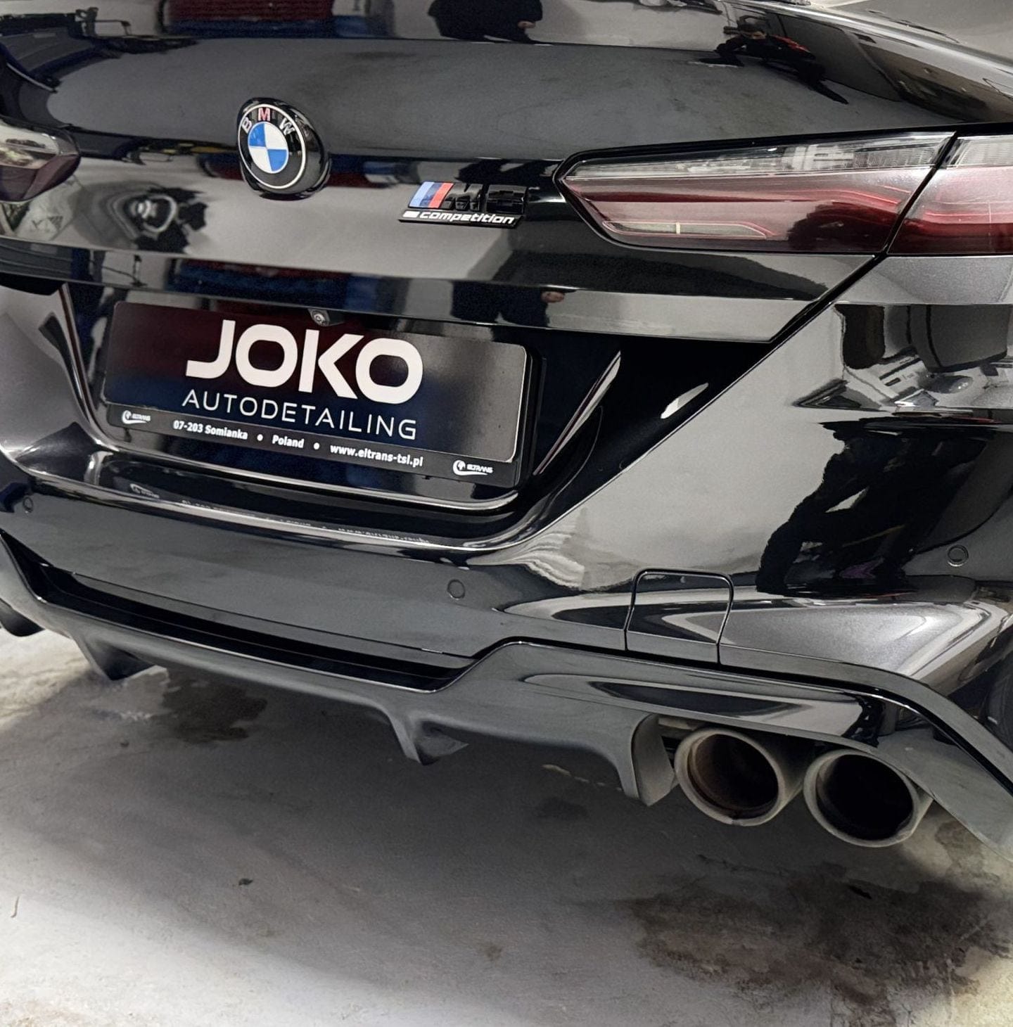 BMW M8 Competition z tablicą JOKO Autodetailing w studiu w Krakowie