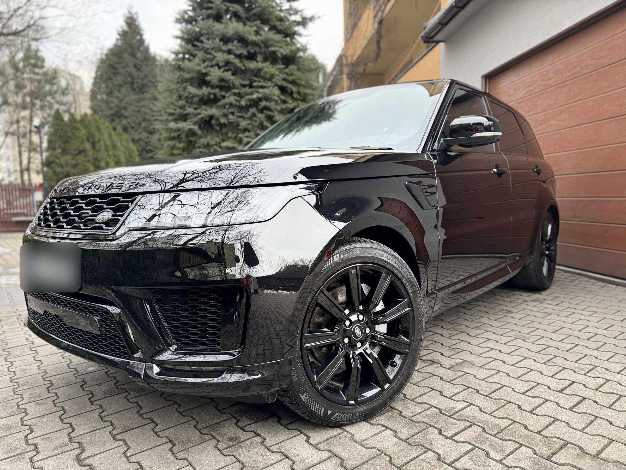 Czarny Range Rover Sport przed studiem JOKO