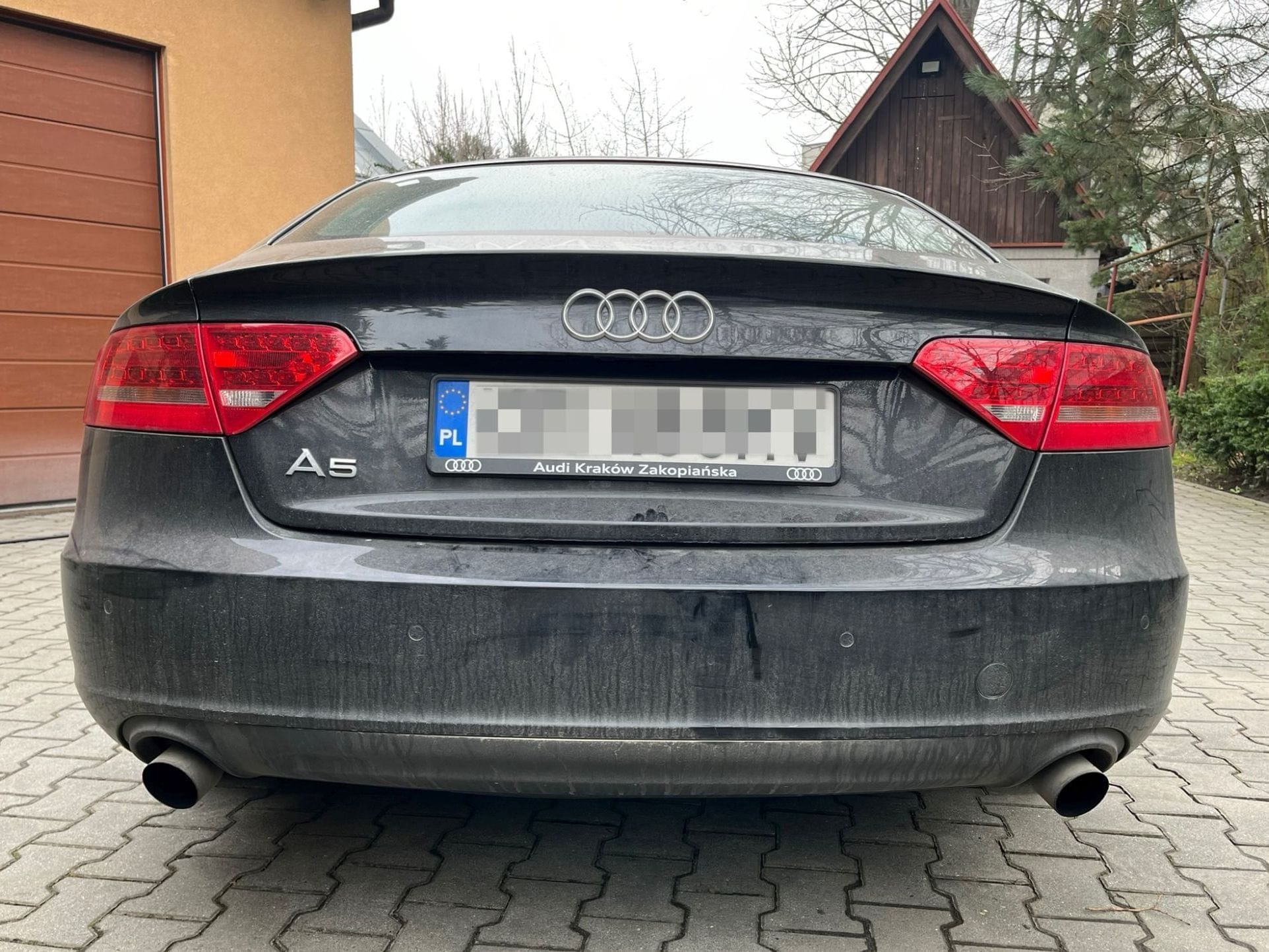 Tył Audi A5 przed myciem detailingowym — zakurzony, matowy lakier