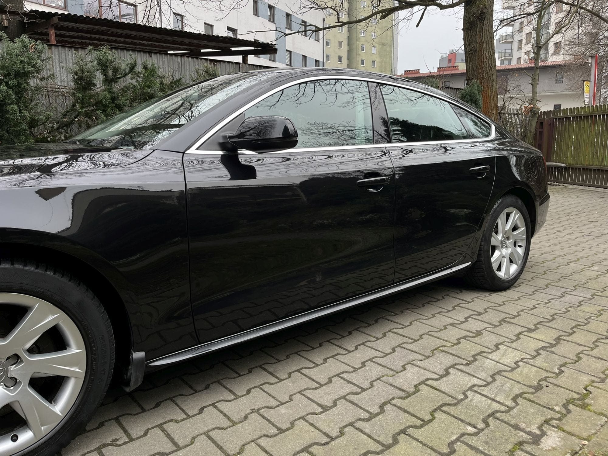 Bok Audi A5 po myciu — czyste drzwi, progi i felgi