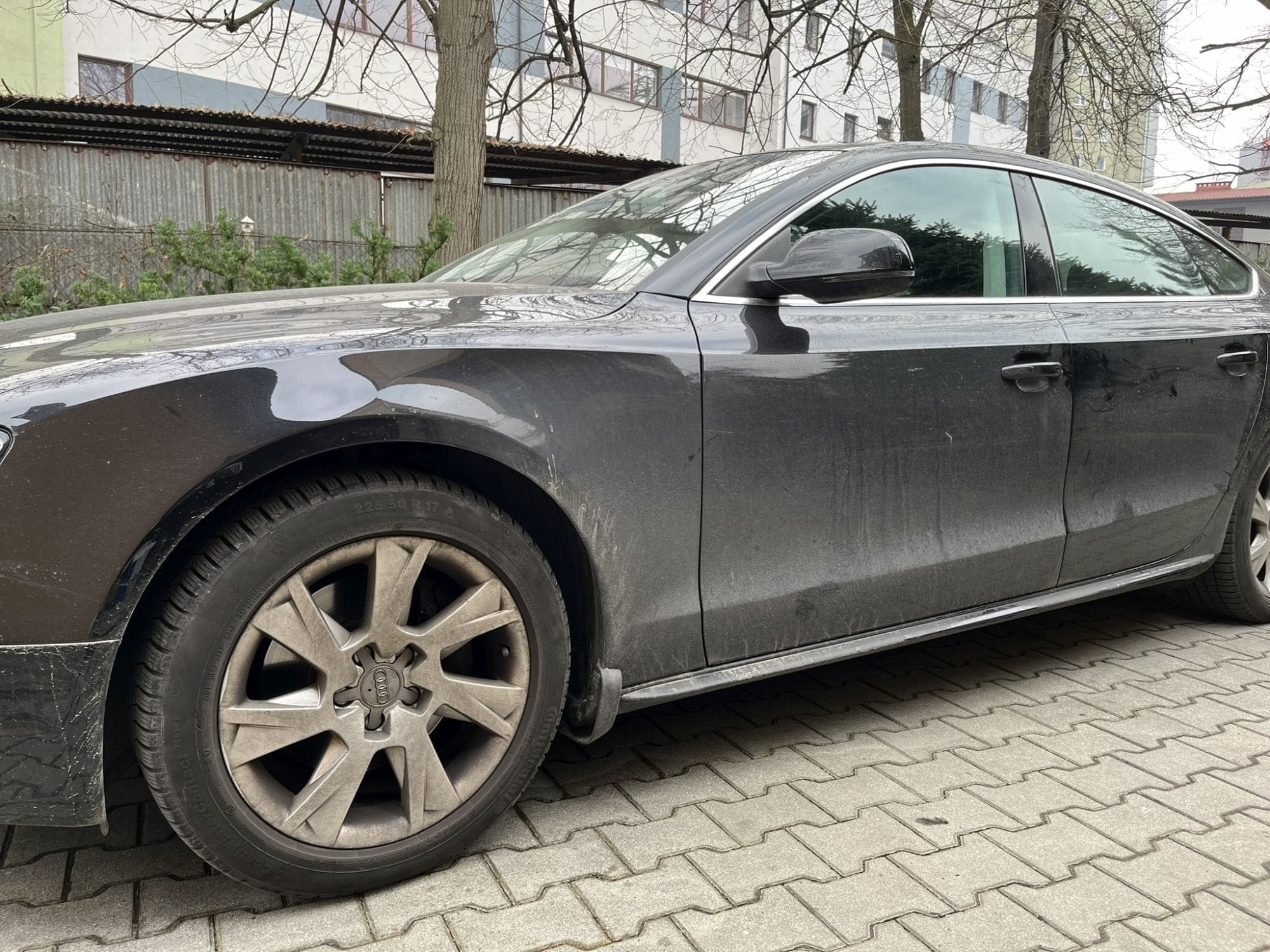 Bok Audi A5 przed myciem — zabrudzone drzwi, progi i felgi