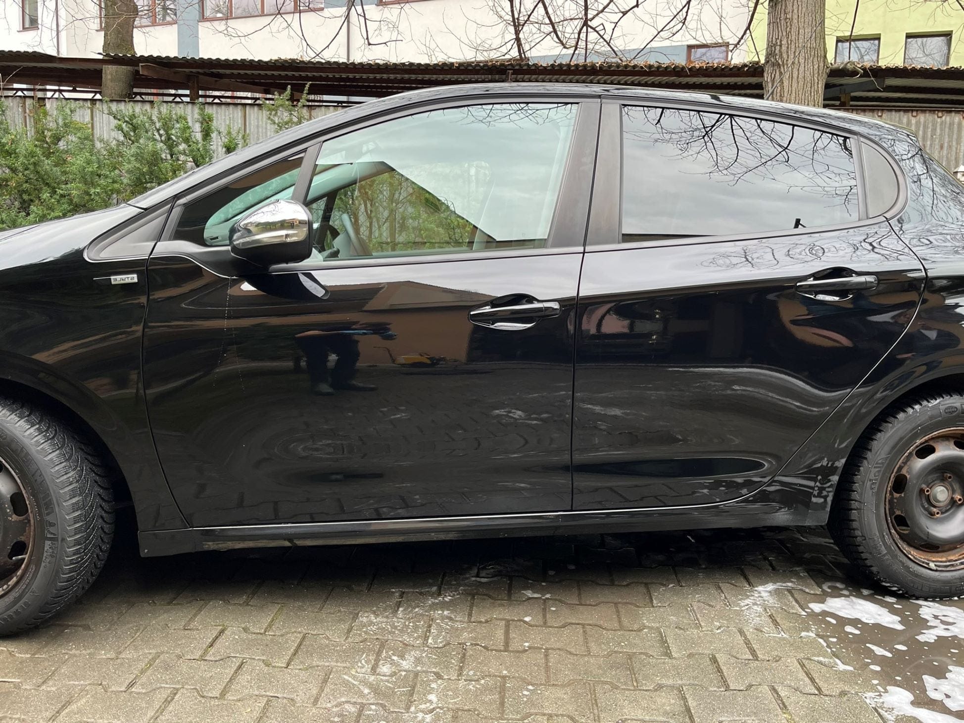 Czarny Peugeot 208 po myciu — czysty, błyszczący lakier