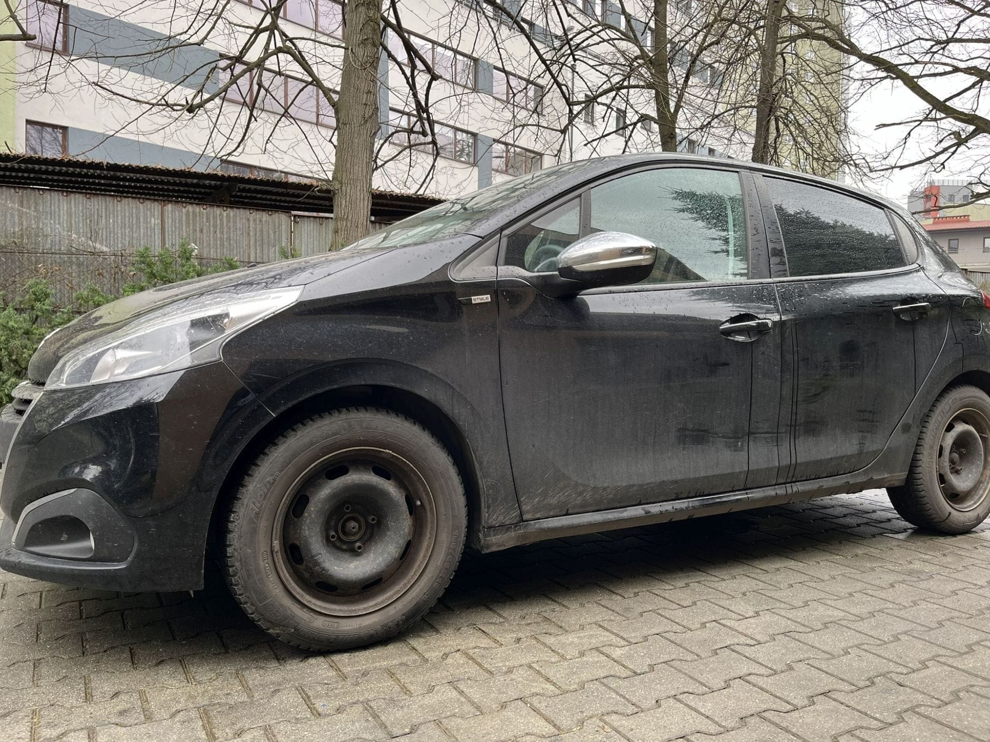 Czarny Peugeot 208 przed myciem — zabrudzony lakier