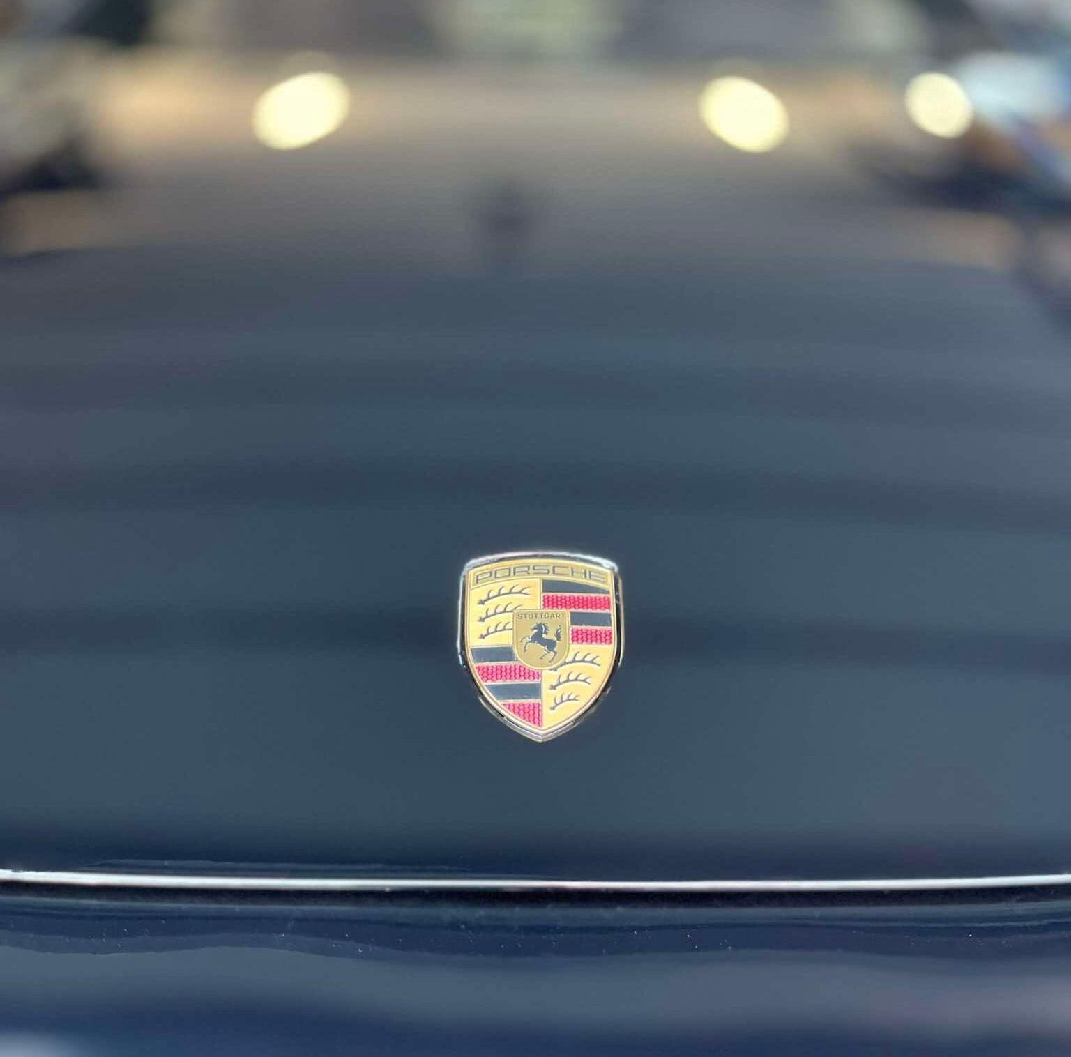Herb Porsche na masce Panamery