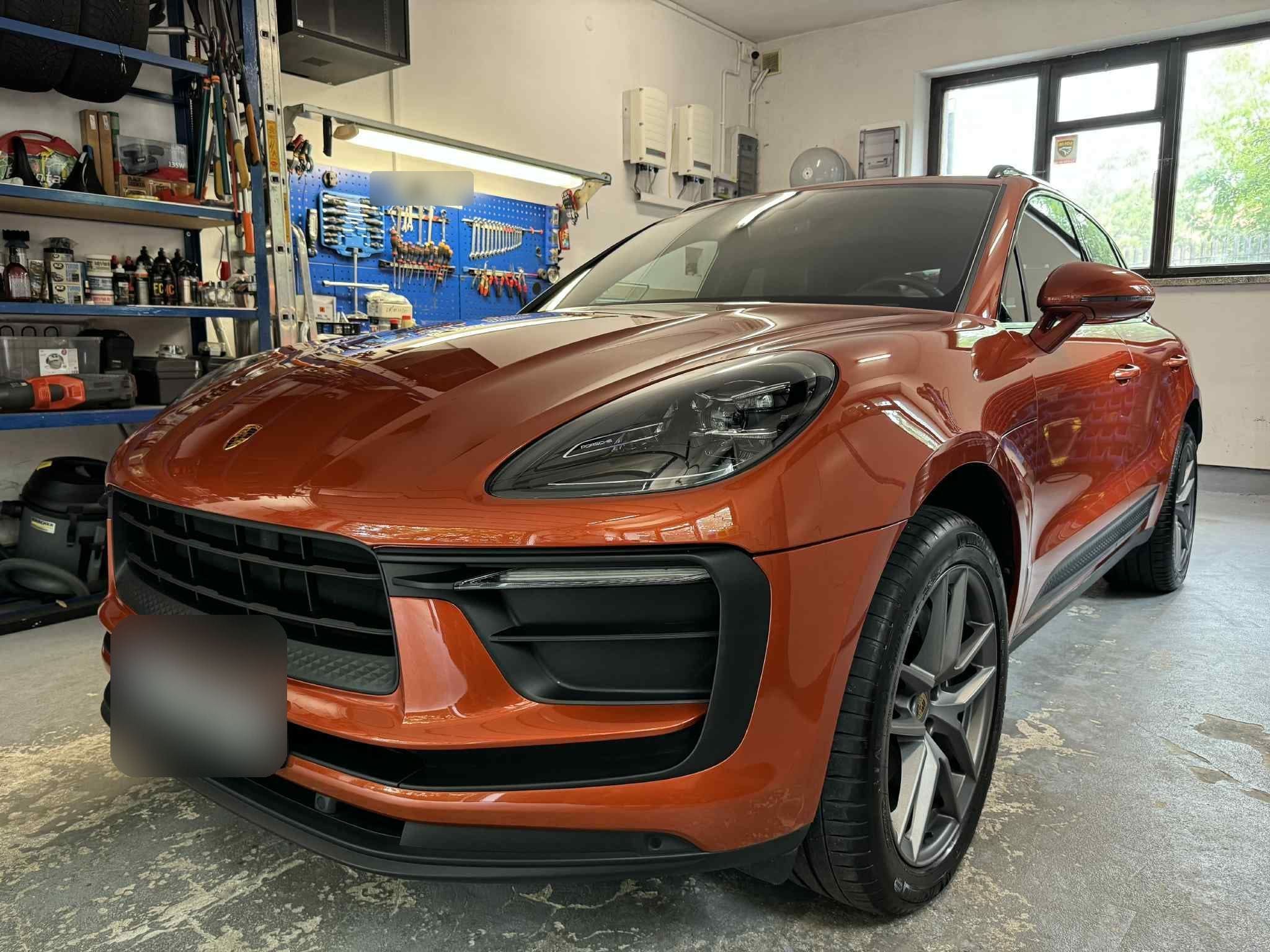 Porsche Macan w pomarańczowym lakierze w studiu JOKO