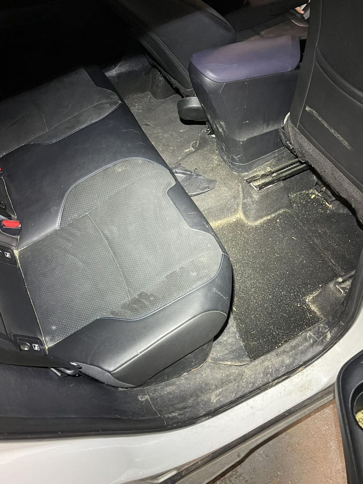 Tył wnętrza przed czyszczeniem — piasek i brud na podłodze