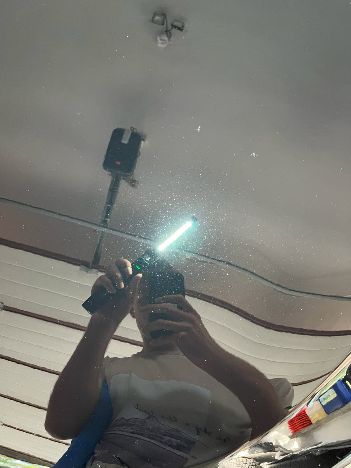 Dach auta w świetle lampy po korekcie — rysy usunięte